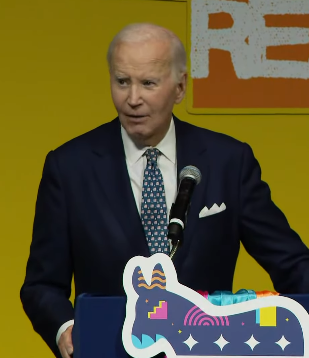 Imagen de Y el ex presidente Biden le deja un rotundo mensaje a Donald Trump: Usted trabaja para nosotros, señor presidente, nosotros no trabajamos para usted. Esto en la gala demócrata en Omaha!!.